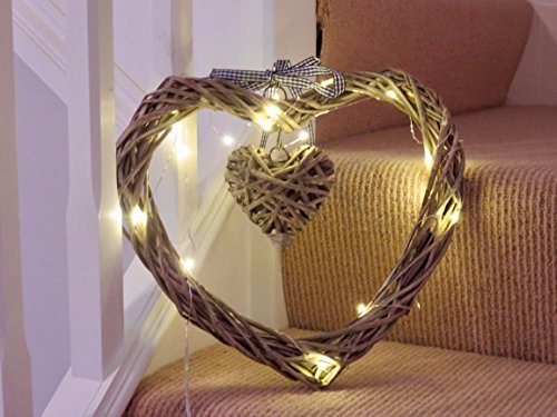 Grande cuore di vimini con piccolo cuore in legno illuminato, con 20 lampadine LED, 3 batterie AA incluse, diametro: 30 - 35 cm - 4